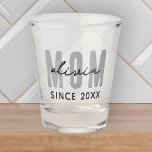 Copo De Shot Mãe Desde 20XX Moderno, Píquete Simples<br><div class="desc">Esta design simples e moderna é composta por tipografia sã-serif.</div>