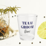 Copo De Shot Marinho Azul Equipe de Casamento Personalizada<br><div class="desc">Um presente de barware de excelente para a equipe do padrinho de casamento de casamento! O Shot glass apresenta estilo ousado, letras azuis marinhos junto com o nome do padrinho de casamento impresso em um script estilizado e preto. Personalize seu vidro fotografado editando e substituindo o nome. Excelente para um...</div>