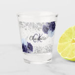 Copo De Shot Marinho prateado azul floral elegante nome do mono<br><div class="desc">Um fundo transparente decorado com marinho azul e azul claro,  flores e faíscas prateadas falsas. Personalize e adicione suas iniciais de monograma e nome próprio.</div>