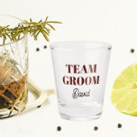 Copo De Shot Maroon Wedding Team Groom Personalizado<br><div class="desc">Um presente de barware de excelente para a equipe do padrinho de casamento de casamento! O Shot glass apresenta estilo ousado, letras coloridas de marrom junto com o nome do padrinho de casamento impresso em script preto estilizado. Personalize seu vidro fotografado editando e substituindo o nome. Excelente para um solteiro!...</div>