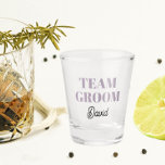 Copo De Shot Mauve Wedding Team Groom Personalizado<br><div class="desc">Um presente de barware de excelente para a equipe do padrinho de casamento de casamento! O Shot glass apresenta letras de cor em negrito, letras de cor mauve junto com o nome do padrinho de casamento impresso em script preto estilizado. Personalize seu vidro fotografado editando e substituindo o nome. Excelente...</div>