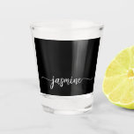 Copo De Shot Mínimo Script Feminino Preto Monograma Simples<br><div class="desc">Moderno Minimalista Elegante Preto Feminino Monograma Nome Rascunho Assinatura Rascunho Copo Personalizado. Este design apresenta seu primeiro nome em uma linda tipografia de assinatura de fonte com rabisco em estilo de letra à mão (ou caligrafia) em branco sobre fundo preto. São fáceis de personalizar. Ótimo presente feminino e elegante para...</div>