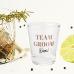 Copo De Shot Mocha Wedding Team Groom Personalizado<br><div class="desc">Um presente de barware de excelente para a equipe do padrinho de casamento de casamento! O Vidro-Fogo apresenta letras em negrito mocha-mocha-mocha-mocha-tenda juntamente com o nome do padrinho de casamento impresso em preto e estilizado. Personalize seu vidro fotografado editando e substituindo o nome. Excelente para um solteiro!</div>
