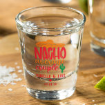 Copo De Shot Nacho Média Casal Nome Funny Casado Espanhol<br><div class="desc">Nacho Média Casal Espanhol Sombrero Funny Wedding Custom Name Shot Glass, apresenta o texto "Nacho Média Casal" na divertida tisa tipografia de script, destacada com uma planta sombrero e cacto. Personalizado com o nome do casal e a data do casamento e destacado com um coração vermelho de amor. Perfeito para...</div>