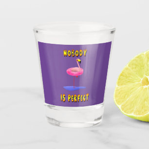 Copo De Shot Ninguém é perfeito - flamingo com anel de natação