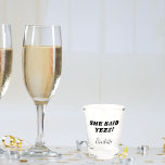Copo De Shot Noiva, ela disse sim, nome festa de solteira<br><div class="desc">Personalize e adicione um nome. Texto preto. O nome é escrito com um moderno estilo escrito à mão. Texto: Ela disse yezz!</div>