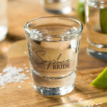 Copo De Shot Noiva Personalizada<br><div class="desc">Bem-vindos à nossa coleção de produtos de noiva personalizados no Zazzle! Aqui, nos especializamos em criar itens únicos e personalizáveis para celebrar a jornada de nos tornarmos noivas. Quer você esteja planejando seu casamento de sonho ou procurando os presentes perfeitos para o chá de panela, nós o cobrimos.</div>