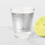 Copo De Shot Nome do Monograma Girly Metal Glitter Silver<br><div class="desc">Folha De Prata Folha De Folha Metálica Brilhante Esmagada Monograma Nome Shot Glass. Isso faz a formatura perfeita,  doce aniversário de 16 anos,  casamento,  festa de solteira,  chá de panela,  aniversário,  chá de fraldas ou presente de festa de solteira para alguém que ama luxo de vidro e estilos quíticos.</div>