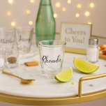 Copo De Shot Nome do Script Elegante<br><div class="desc">Estilo com este elegante e sofisticado vidro fotografado personalizado apresentando seu nome em elegante roteiro preto. Perfeito para comemorar aniversários, graduações, casamentos, ou simplesmente adicionar um toque refinado ao seu bar doméstico, este copo personalizado faz um dom ou uma guarnição memoráveis.</div>