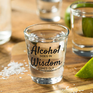 Copo De Shot O Álcool Vai Para A Sabedoria Sai