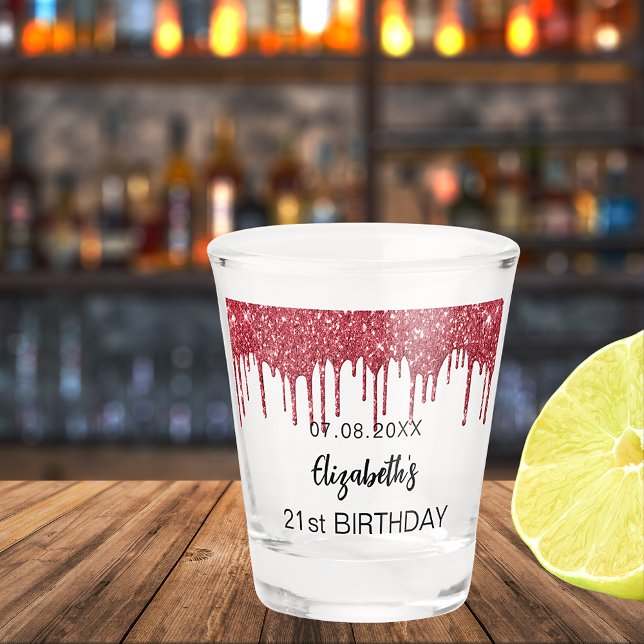 Copo De Shot O brilho vermelho goteja a festa de aniversário do (Criador carregado)