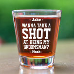 Copo De Shot Padrinho de casamento Proposta de Tipografia Branc<br><div class="desc">Começamos a comemorar o casamento em estilo com um copo de Padrinho de casamento personalizado engraçado. Design apresenta nomes de tipografia moderna, na moda branco, e um pedido personalizável lendo "Quer tentar ser meu Padrinho de casamento?" Todo texto é simples de personalizar ou excluir. Estes óculos originais e únicos fazem...</div>