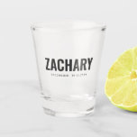 Copo De Shot Padrinhos de casamento Oferecem Festa de casamento<br><div class="desc">Este na moda padrinho de casamento apresenta o nome, o título e a data do padrinho de casamento escrito em uma tipografia ousada minimalista. Basta adicionar os nomes dos padrinhos de casamento, o seu título e a data na seção de personalização para criar os seus próprios favores de casamento. Embora...</div>