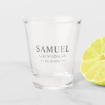 Copo De Shot Padrinhos de casamento Oferecem o Melhor Homem Mod<br><div class="desc">Este vidro clássico de padrinho de casamento de vintage apresenta os nomes dos padrinhos de casamento, o título e a data escritos numa elegante tipografia minimalista negra e cinza. Basta adicionar os nomes dos padrinhos de casamento, título e data na seção personalizar para criar seu próprio copo de festa de...</div>