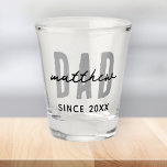 Copo De Shot Pai Desde o 20XX moderno e simples pré-disquete<br><div class="desc">Esta design simples e moderna é composta por tipografia sã-serif.</div>