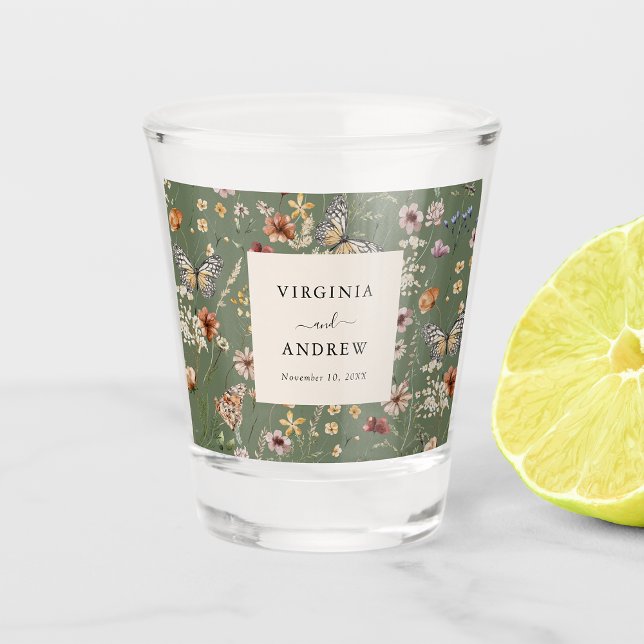 Copo de shot para casamento Boho (Boho Sage Green Floral Wedding Shot Glass by Painted Paperie
)