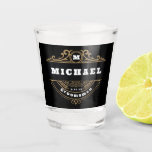 Copo De Shot Partido Monograma Barroco Negro e Branco<br><div class="desc">Monograma Barroco Black and White Bachelor Party Vidro Faça a festa começar com esses óculos fofos que são fáceis de personalizar para sua despedida de solteiro, noite de meninos, ou irmão fim de semana! Design do estilo moderno de fim de semana mostra a inscrição em destaque de blocos brancos em...</div>