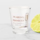 Copo De Shot Pérolas Douradas Elegantes e Chá de panela Prosecc<br><div class="desc">Incêndio em elegância com nossas Douradas Pérolas Elegantes e o Chá de panela Prosecco de Vidro. Este belo copo exausta sofisticação, apresentando sotaques de ouro e pérolas delicadas que complementam perfeitamente o espírito comemorativo do seu chá de panela. Passe no seu licor ou brinde favorito com uma dose de prosecco...</div>