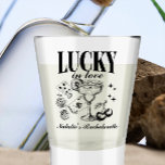 Copo De Shot Personalizada Festa de solteira Las Vegas<br><div class="desc">Adicione um toque personalizado às suas festividades de solteira com a nossa Festa de solteira personalizada de Las Vegas. Este copo de na moda capta a essência de uma celebração em Las Vegas com seu design vibrante apresentando dados de jogos, cerejas e motivos de pôquer. É perfeito para brindar à...</div>