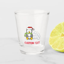 Pinguim de Natal sentado com bolas de neve