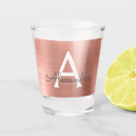 Copo De Shot Pink Rose Gold Moderno Monograma de Aniversário Me<br><div class="desc">Pink Rose Gold Faux Metallic Foil Elegante Copo de Shot de Aniversário ou Festa de Despedida de Solteira. Estes copos de shot de casamento, chá de panela ou festa de aniversário podem ser personalizados para incluir sua inicial e primeiro nome. Entre em contato com o designer para itens combinando personalizados....</div>