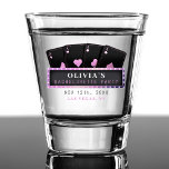 Copo De Shot Poker acessa Festa de solteira rosa e preta<br><div class="desc">Vidro de festa de solteira com tamanhos de pôquer preto e rosa com quatro ases e sinal de marque. Personalize com os detalhes do evento da noiva.</div>