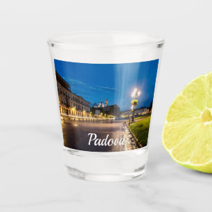 Copo De Shot Prato della Valle à noite em Padova, Itália