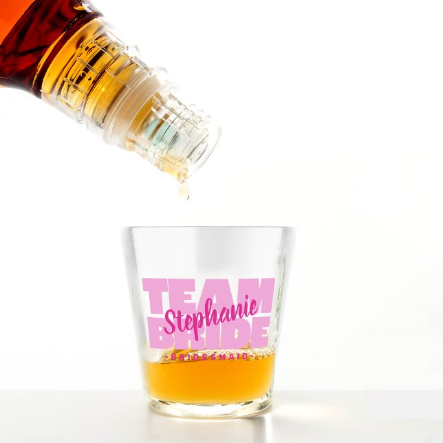 Copo De Shot Presente de Noiva Rosa para as Damas de Honra (Team Bride Bridal Party Name Bridesmaid Pink Favor Shot Glass)