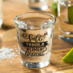 Copo De Shot Repetição do Limão de tequila de sal<br><div class="desc">Este design foi criado através da arte digital. Pode ser personalizado na área fornecida ou personalizado escolhendo o clique para personalizar a opção adicional e alterando o nome, as iniciais ou as palavras. Você também pode alterar a cor e o estilo do texto ou excluir o texto de um design...</div>