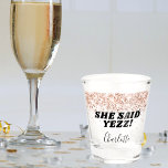 Copo De Shot Rosa dourada noiva ela disse sim nome<br><div class="desc">Um fundo transparente,  decorado com rosa dourado falso brilho,  brilhos. Personalize e adicione um nome. Texto preto. O nome é escrito com um moderno estilo escrito à mão. Texto: Ela disse yezz!</div>