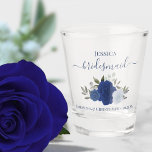 Copo De Shot Rosas de Boho Azul Casamento Elegante de Bridesmai<br><div class="desc">Estes óculos são uma maneira divertida e pensativa de obrigado das madrinhas do casamento. Eles apresentam um belo design gráfico com letras elegantes de escrita e um aglomerado de rosas de aquarelas pintadas à mão em tons de azul, marinho e índio poeirentos, juntamente com folhas de eucalipto e verde de...</div>