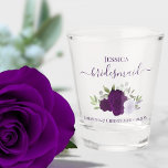 Copo De Shot Rosas Roxos Casamento Elegante de Bridesmaid<br><div class="desc">Estes óculos são uma maneira divertida e pensativa de obrigado das madrinhas do casamento. Eles apresentam um belo design bóico com letras elegantes de escrita e um aglomerado de rosas pintadas manualmente de aquarela em tons de ameixa roxa, e lavanda, junto com folhas de eucalipto e verde de jardim. Na...</div>