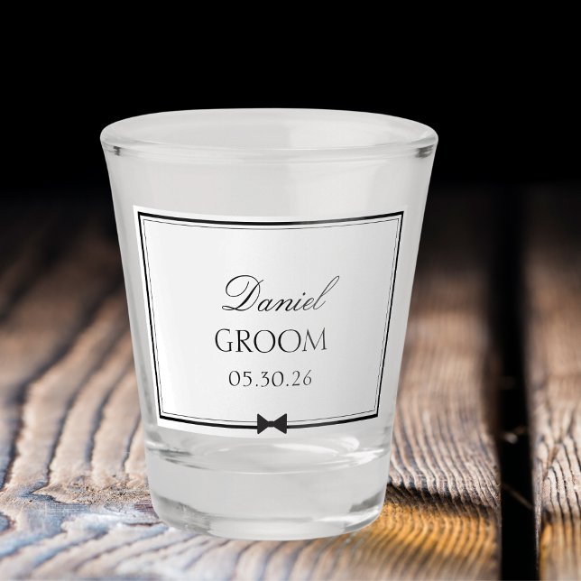 Copo De Shot Simple Bowtie Groom Personalizado de Casamento Clá (Kick off wedding vibes with this personalized shot glass! Perfect for a groom gift for the big day.)