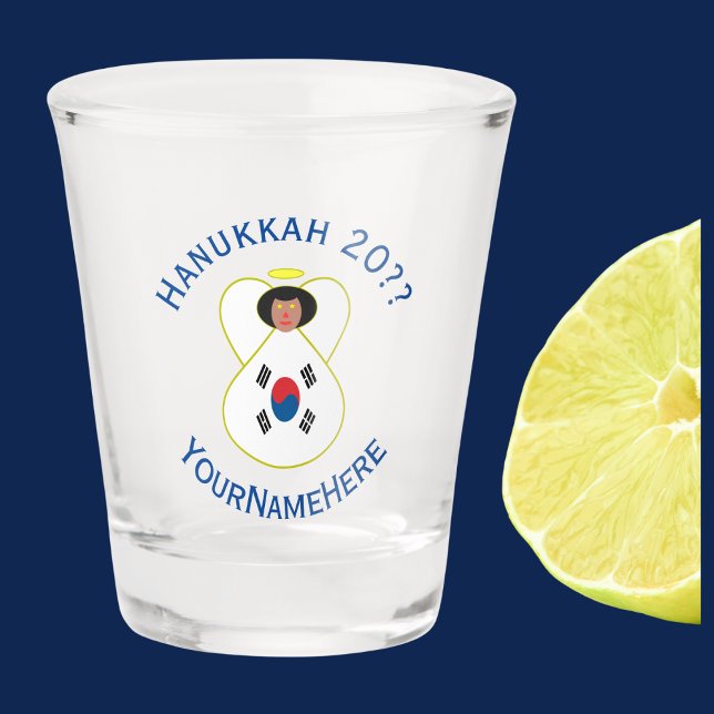 Copo De Shot Sinalizador Anjo Hanukkah Coreano (Sul) Personaliz (Shot glass has angel wearing South Korean Flag for Hanukkah. Blue text for holiday, name, and year.)