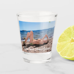 Copo De Shot Spring Break Girl deitada em Sandy Beach