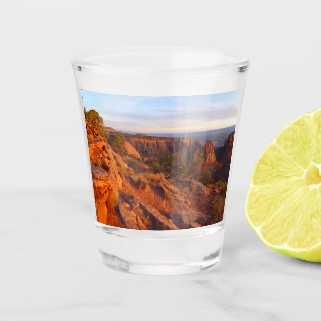 Copo De Shot Sunrise no Grand View Trail em CO Monument (Frente)