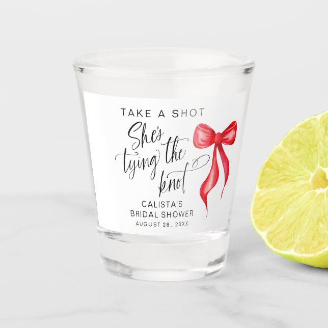 Copo De Shot Tire um tiro, ela é Chá de panela de Casando (Frente)