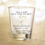 Copo De Shot Tome Um Favor De Festa de solteira<br><div class="desc">Festa bonita a favor da solteira dela. Este vidro de tiro personalizado apresenta dois corações dourados unidos no meio. Você pode personalizar "Tome uma Foto,  Ela está Casando" para algo parecido em comprimento. Adicione o nome e a data da solteira.</div>