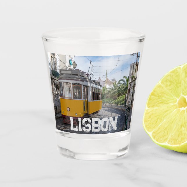 Copo De Shot Trama amarela na rua em Lisboa, Portugal (Frente)