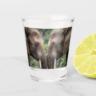 Copo De Shot "Tronco para Tronco: Um Gentil Embrace Elefante"