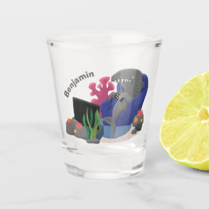 Copo De Shot Tubarão engraçado assistindo desenhos animados na