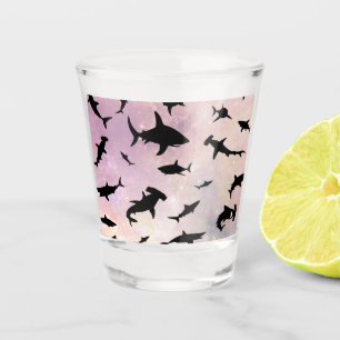 Copo De Shot Tubarão-sombra rosa no espaço galáxico inclinado