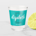 Copo De Shot Turquoise Team Bride Personalizado<br><div class="desc">Turquesa e vidro branco personalizado com o nome da dama de honra, sobre uma grande noiva inicial e "Equipe Bride" ou qualquer texto que você escolha na parte inferior. Um presente, uma festa de solteira ou um chá de panela divertido. Mais cores feitas para você em nossa loja, assim como...</div>