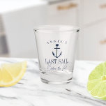 Copo De Shot Última vela antes da Festa de solteira de véu<br><div class="desc">Faça a festa começar na sua festa de solteira náutica ou barco com esses óculos fofos personalizados. Design apresenta a ilustração de uma nave azul marinho, tocada por um pequeno coração, com duas linhas de texto personalizado por baixo; mostrada com "Última Vela Antes do Véu". Adicione o nome da noiva...</div>