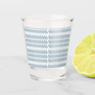 Copo De Shot um padrão azul e branco com fundo branco