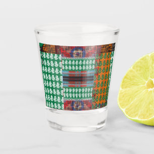 Copo De Shot um padrão verde e preto com uma árvore no meio