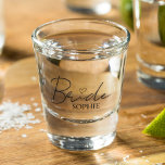 Copo De Shot Vamos para o Amor | Noiva Personalizada<br><div class="desc">Celebre o amor com uma reviravolta. O brinde ao amor | O personalizado Bride Shot Glass apresenta um roteiro elegante e um detalhe cardíaco doce, fazer-o como a adição perfeita a qualquer quebra de solteira ou fim de semana de casamento. Personalize-o com o nome da noiva para criar um manejo...</div>