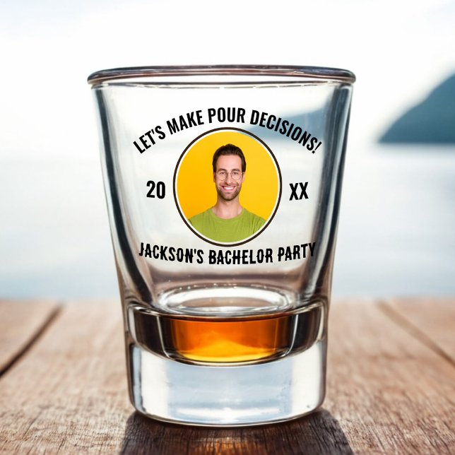 Copo De Shot Vamos Tomar Decisões Pour Parte de Bachelor (Let's make Pour Decisions Funny Photo Bachelor Party Shot Glass)