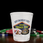Copo De Shot Viagem de despedida de solteiro personalizável par<br><div class="desc">Personalize seus próprios copos de shot para a viagem de despedida de solteiro para uma escapada em Las Vegas. Um copo de shot personalizado legal apresentando elementos essenciais de cassino, como um baralho de cartas, fichas de pôquer e roleta com Viagem para Vegas em escrita amarela. Presentes divertidos para jogadores...</div>