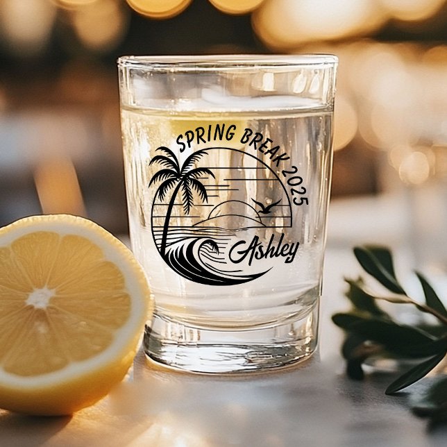 Copo De Shot Viagem de meninas na folga da primavera personaliz (A shot glass with "Spring Break 2025" and "Ashley" printed in black, featuring palm trees and waves.)